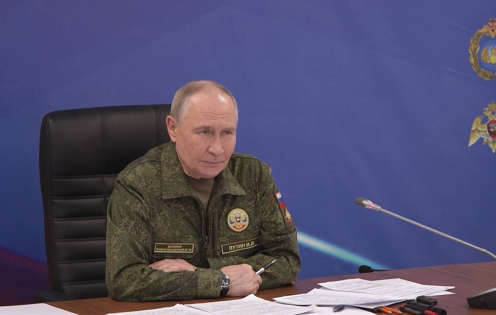 الرئيس الروسي فلادمير بوتين يتلقى تقارير من كبار القادة العسكريين في مركز قيادة عسكري غير محدد الموقع. 27 ديسمبر 2025