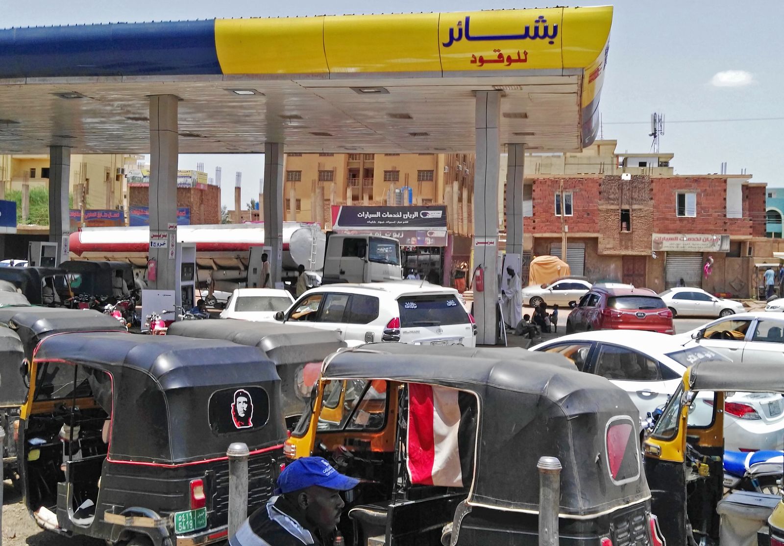 عشرات السيارات تنتظر في محطة بنزين وسط نقص في الوقود في العاصمة الخرطوم في 6 يونيو 2019. - اعترفت السلطات السودانية بأن العشرات قتلوا في حملة على المتظاهرين لكنها نفت مزاعم الأطباء بأن عدد القتلى تجاوز 100 ، حيث وعلق الاتحاد الأفريقي الخرطوم يوم الخميس مطالبا بحكم مدني لحل الأزمة. (تصوير - / أ ف ب), AFP