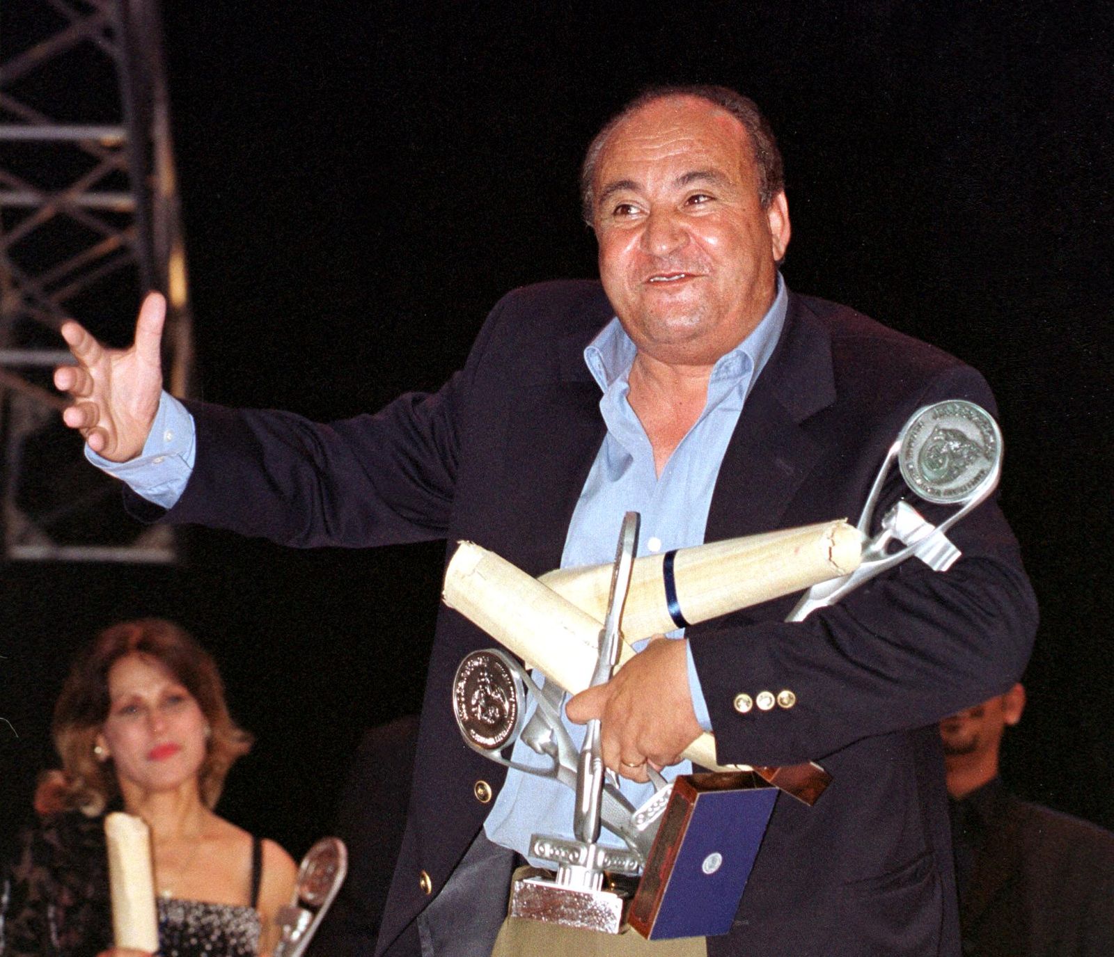 وحيد حامد يحمل جوائز فيلمه 