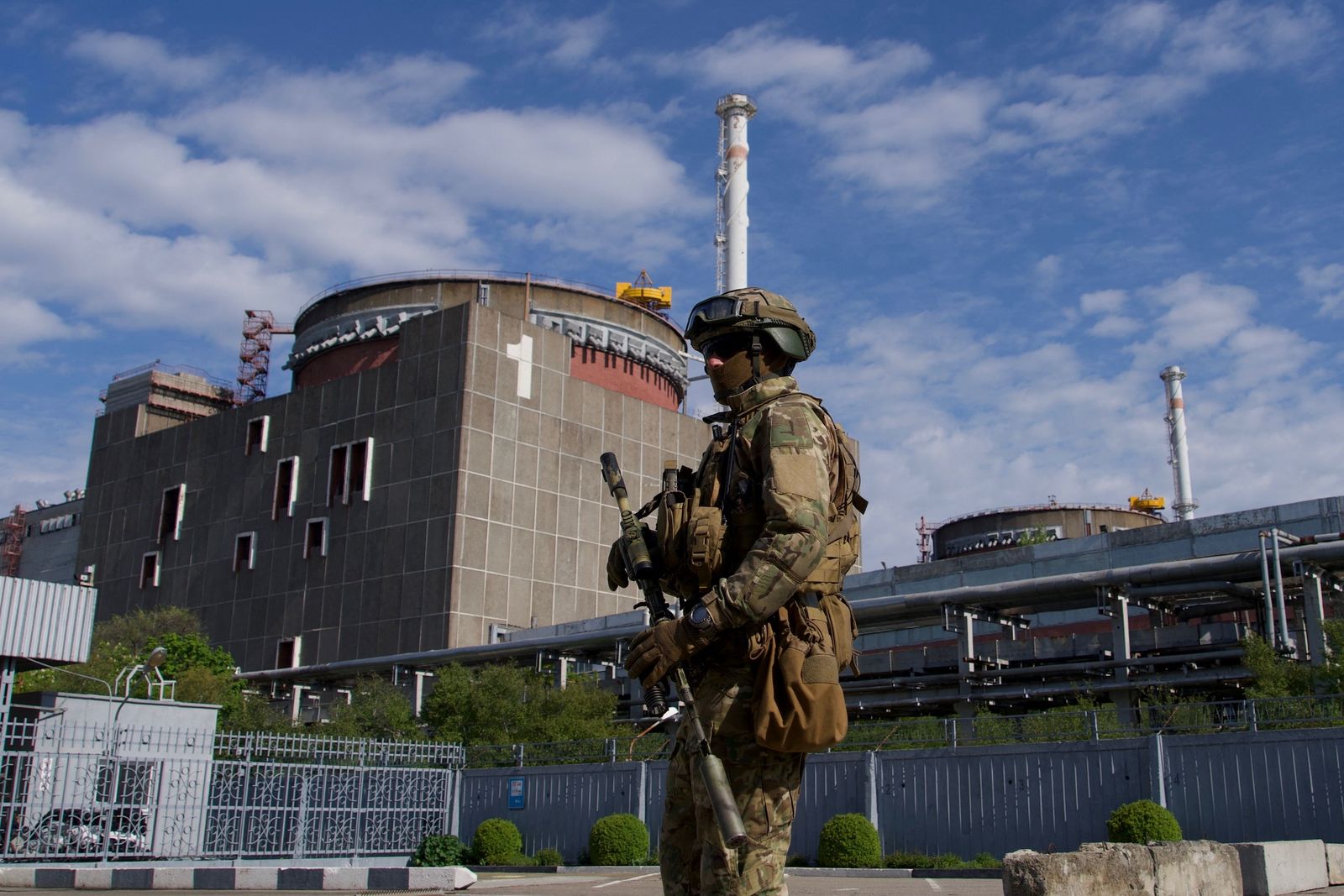  جندي روسي يقف بالقرب من محطة  زابوريجيا للطاقة النووية  - AFP