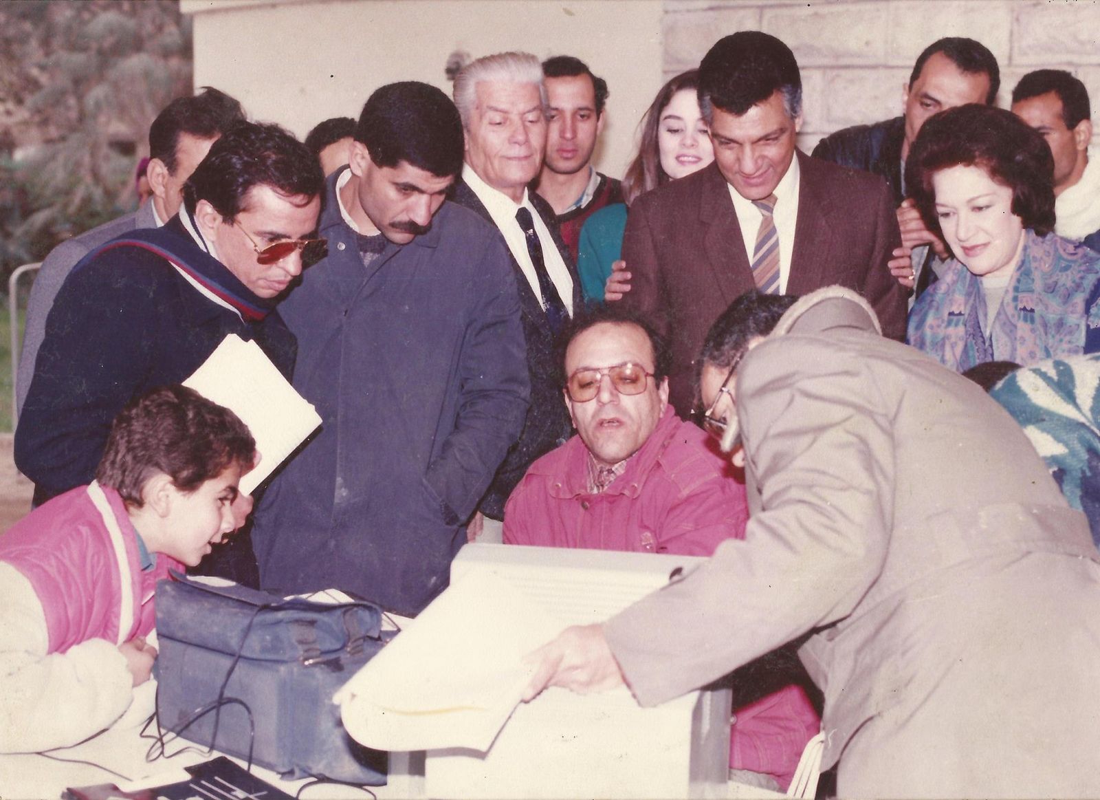 المخرج المصري الراحل رائد لبيب مع الفنانين هدى سلطان وشكري سرحان وأحمد عبد الوارث في كواليس مسلسل 