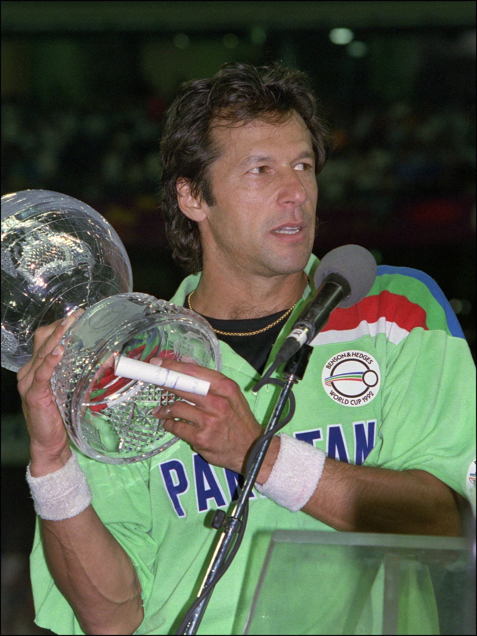 يحمل كابتن باكستاني عمران خان كأس العالم عام 1992 - AFP