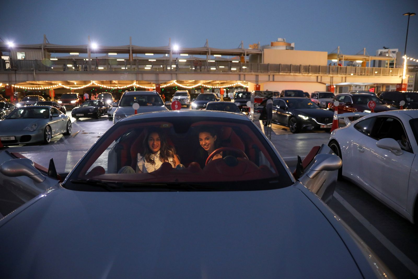 يقتصر العدد في السيارة الواحدة على شخصين للمحافظة على تعليمات السلامة - REUTERS