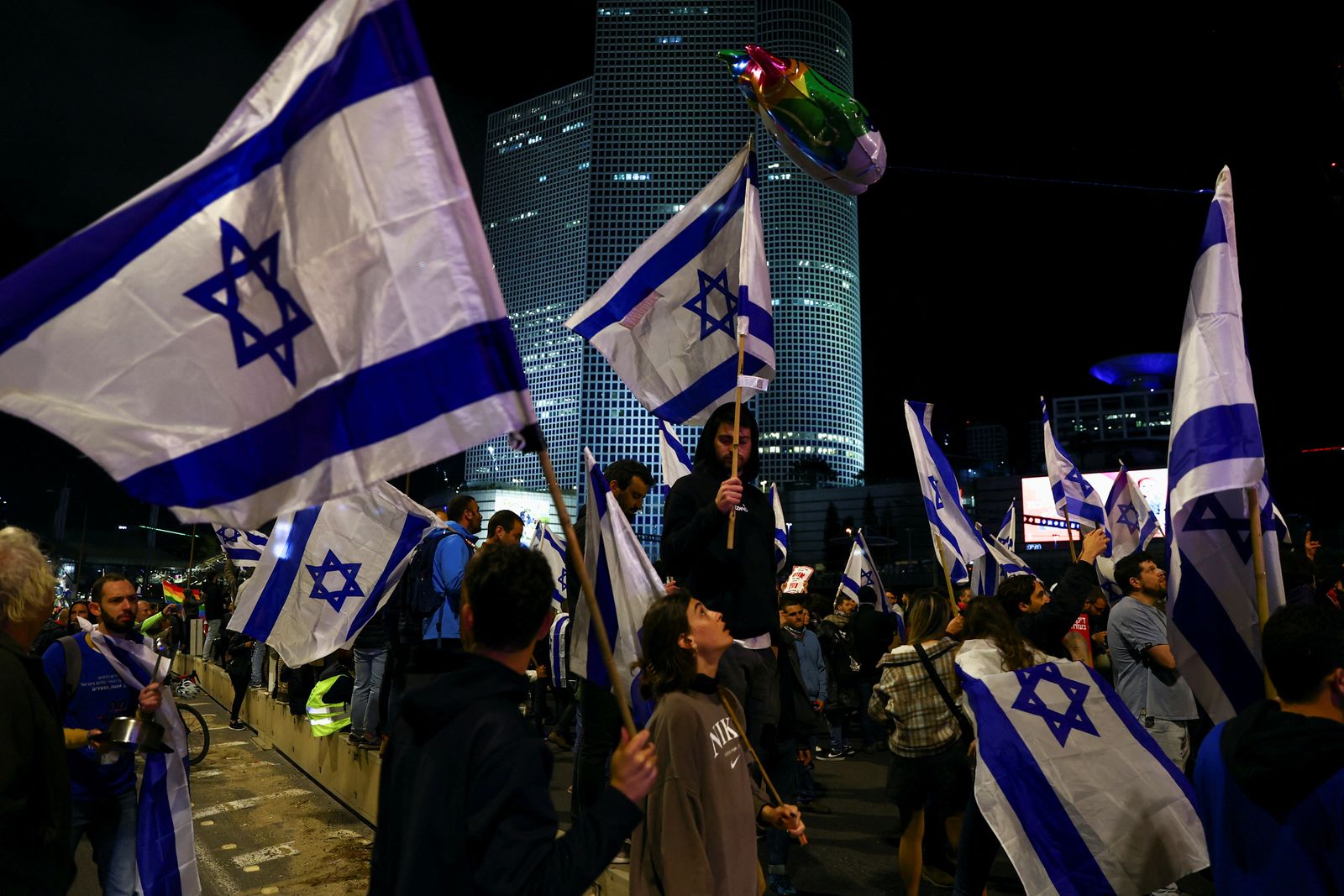 جانب من الاحتجاجات في تل أبيب. 18 مارس 2023 - REUTERS