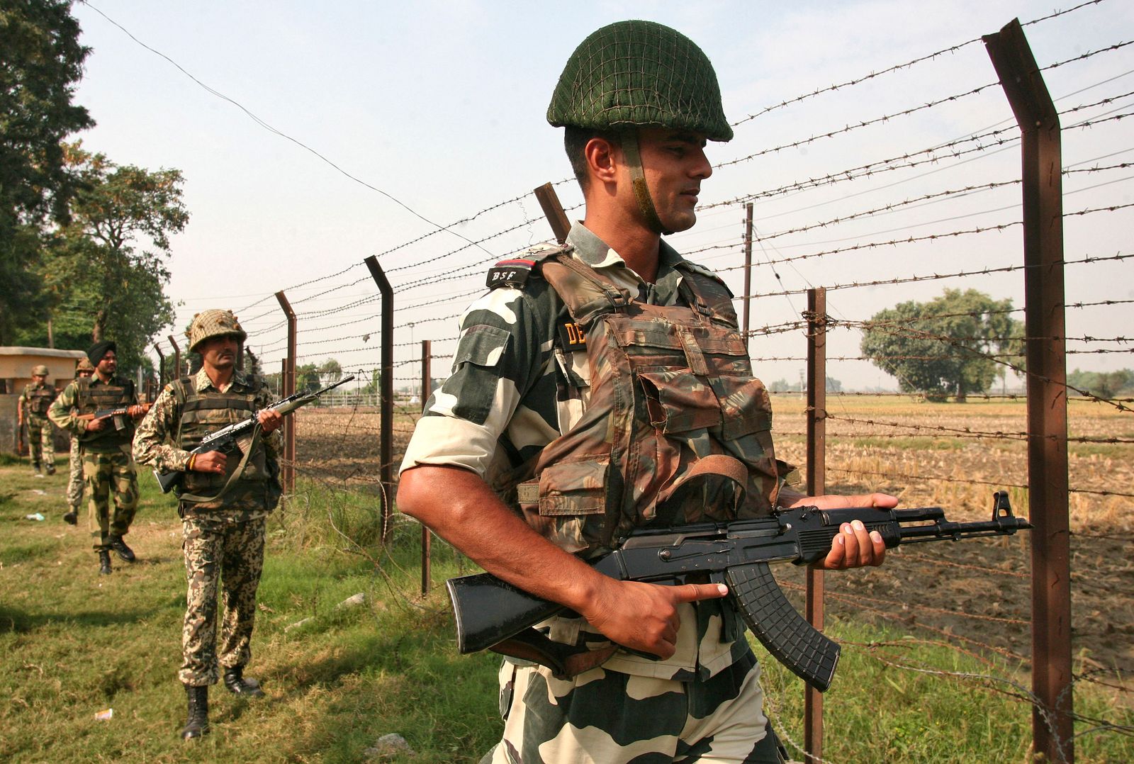 دورية لجنود هنود قرب الحدود مع باكستان في ضواحي مدينة أمريتسار - 3 نوفمبر 2014 - REUTERS