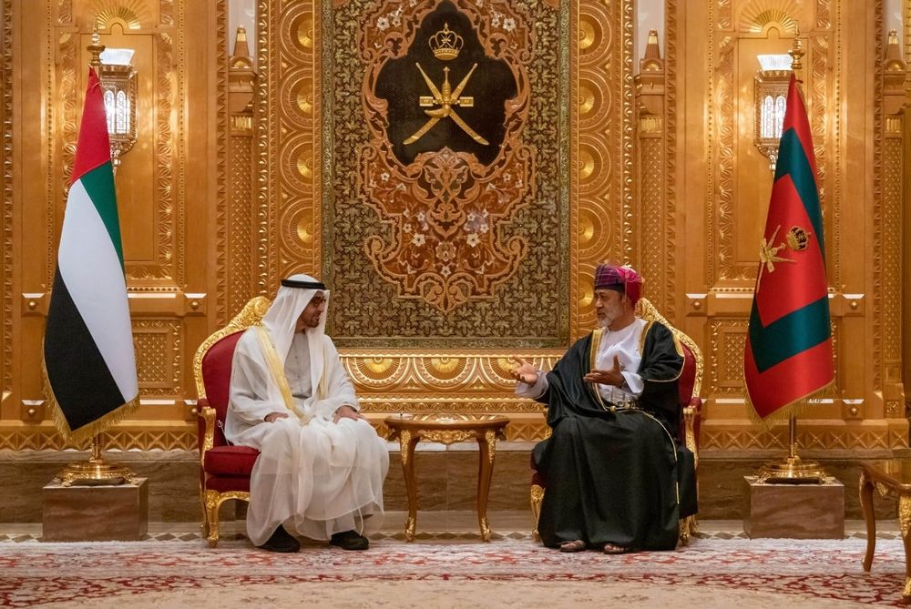 السلطان هيثم بن طارق سلطان عمان يرحب برئيس دولة الإمارات الشيخ محمد بن زايد في مسقط - 27 سبتمبر 2022 - وكالة الأنباء العمانية