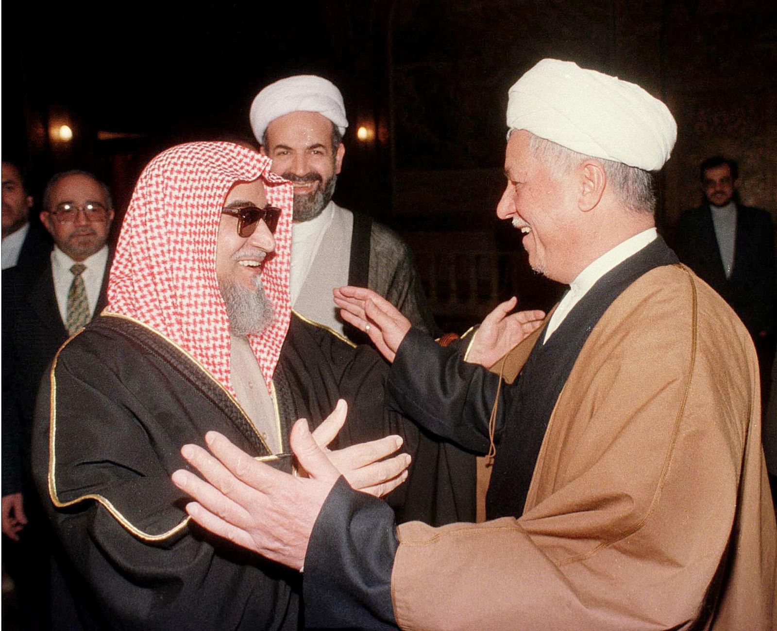 الرئيس الإيراني السابق أكبر هاشمي رفسنجاني يستقبل في طهران رئيس مجلس الشورى السعودي السابق محمد بن جبير. 22 نوفمبر 1998 - AFP