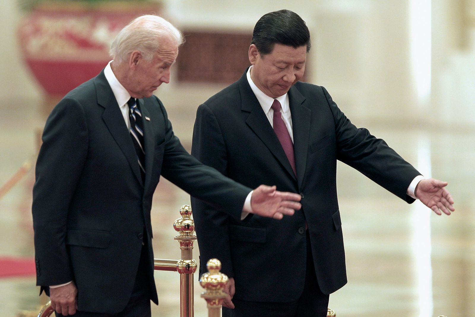 الرئيس الصيني شي جينبينغ مع نظيره الأميركي جو بايد حينما كان كلاهما نائباً للرئيس في بكين - REUTERS