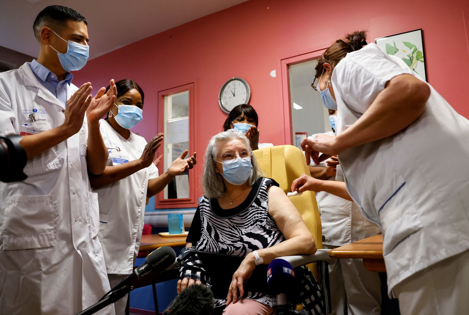 امرأة فرنسية تبلغ من العمر 78 عاماً، تتلقى الجرعة الأولى من لقاح فايزر-بيونتيك في 27 ديسمبر 2020. - REUTERS