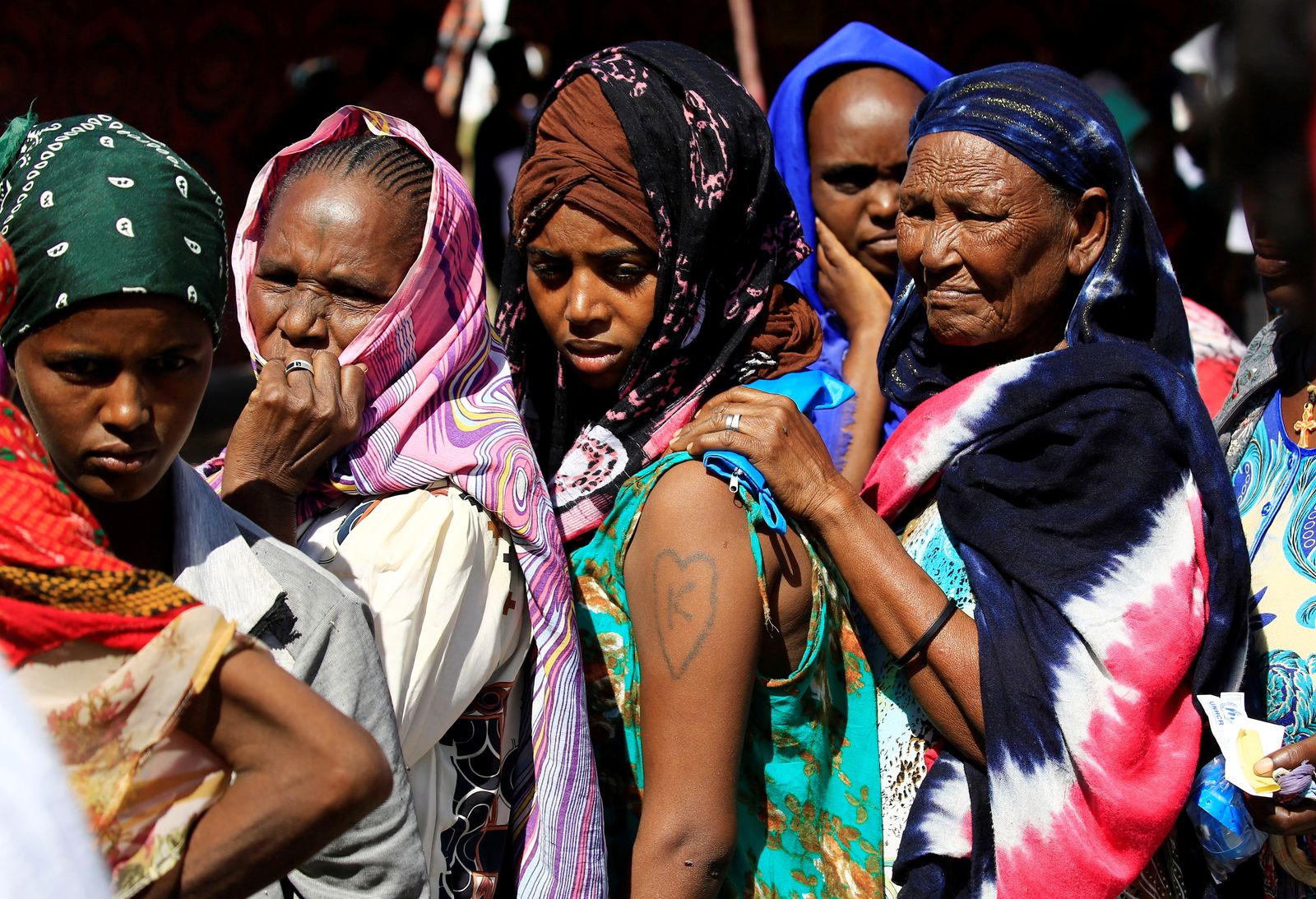 لاجئات من إقليم تيغراي في طابور لتلقي العلاج بمخيم على الحدود السودانية الإثيوبية - 14 ديسمبر 2020 - REUTERS