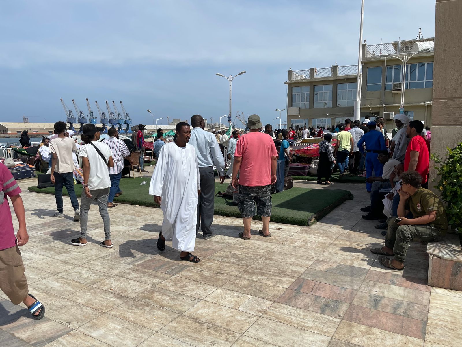 نازحون من الخرطوم إلى مدينة بورتسودان على ساحل البحر الأحمر - 1 مايو 2023 - الشرق