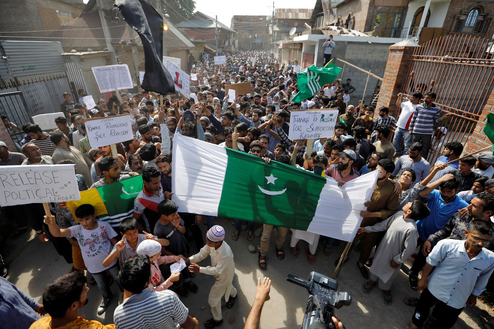 كشميريون يتظاهرون في سريناغار بعد إلغاء الوضع الدستوري الخاص لكشمير من قبل الحكومة الهندية- 23 أغسطس 2019 - REUTERS