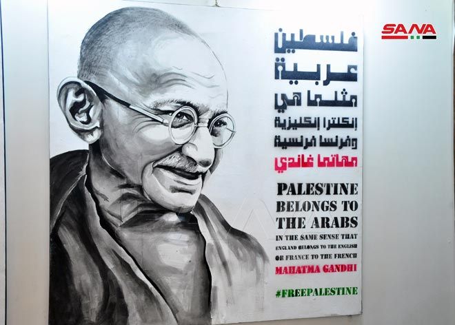 جانب من المعرض التشكيلي الجماعي الذي استضافته صالة الشعب في العاصمة السورية دمشق، بمناسبة يوم الأرض. - سانا