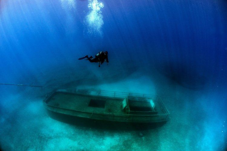 حطام إحدى السفن الغارفة في المياه القبرصية قبالة لارنكا - AFP
