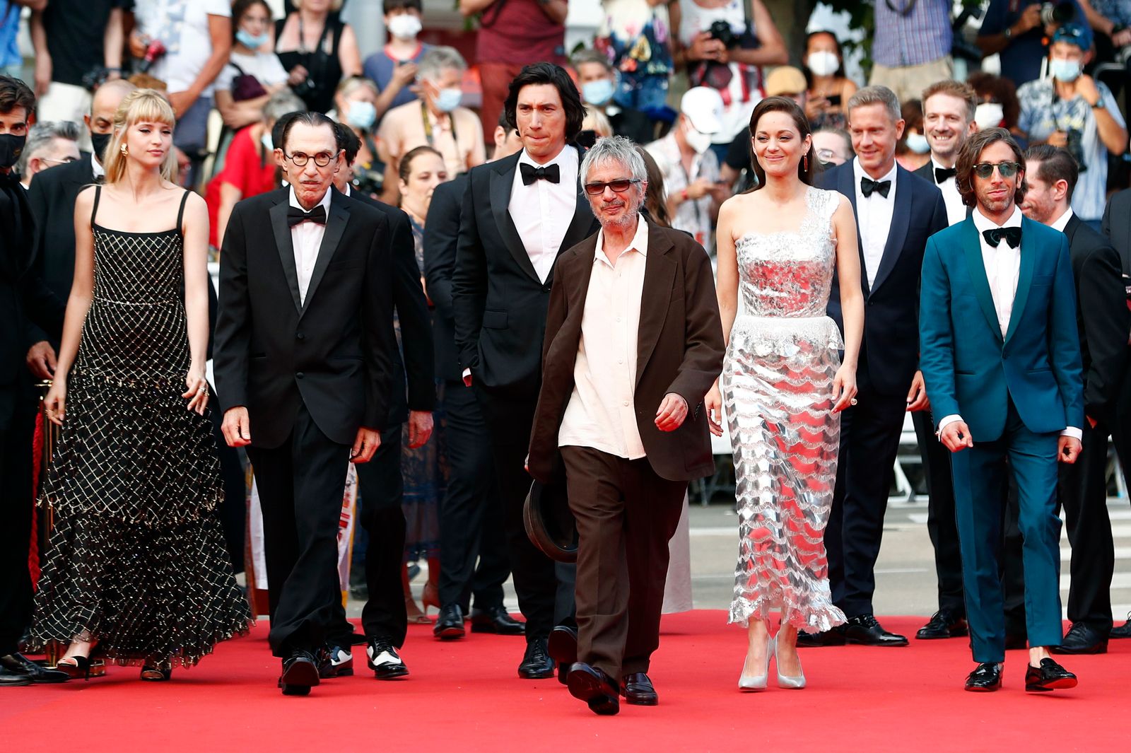 ليوس كاراكس مع أبطال فيلمه في افتتاح الدورة 74 لمهرجان كان السينمائي الدولي - REUTERS