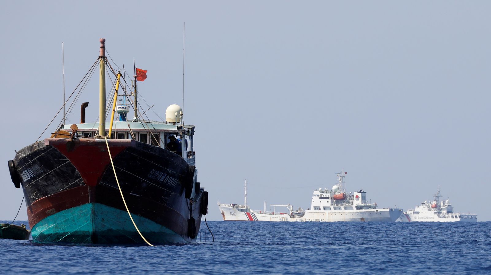 سفينة خفر سواحل صينية أمام سفينة صيد صينية في 