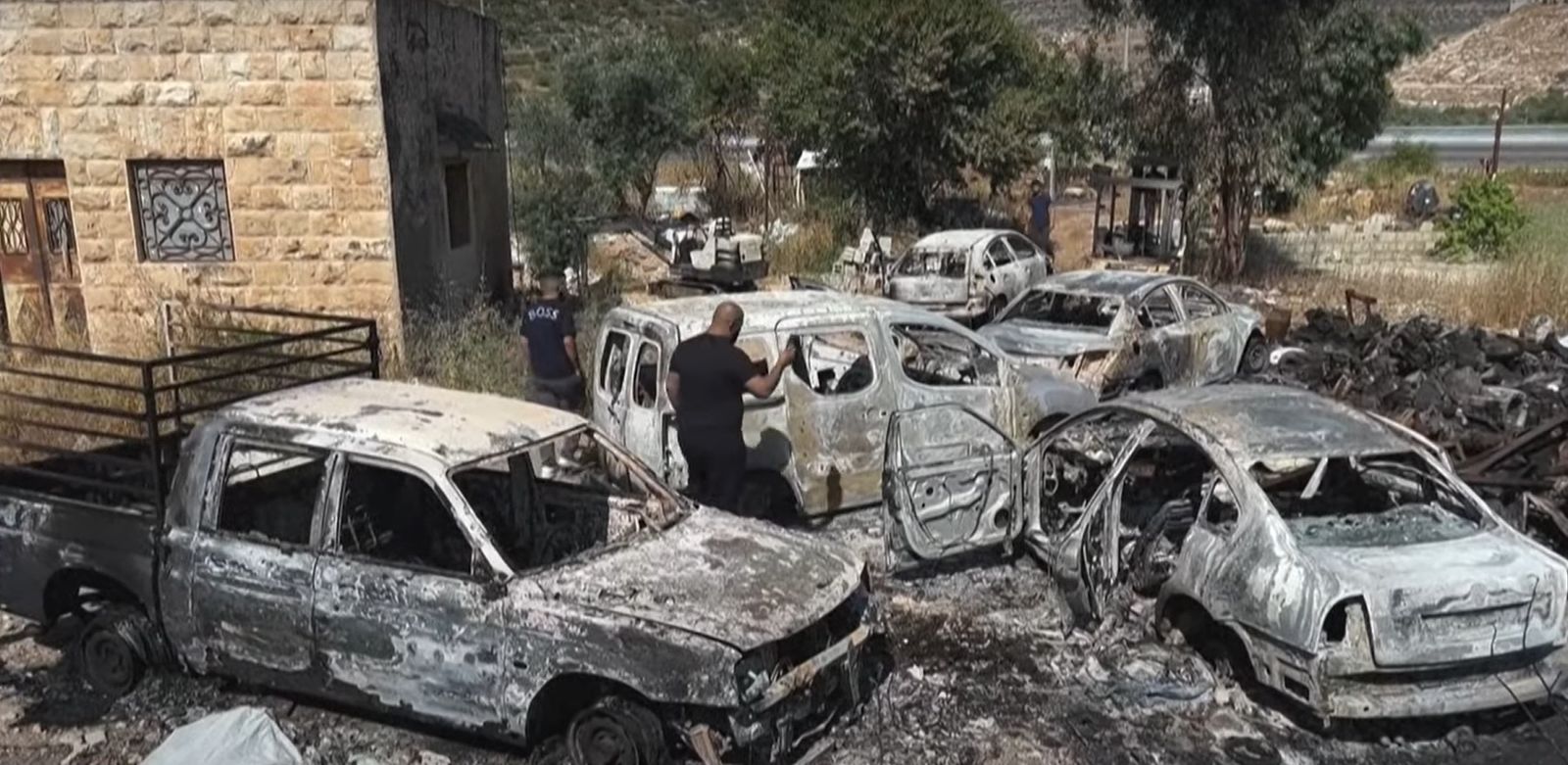 سيارات محترقة بعد أن أضرم مستوطنون إسرائيليون النار في منازل ومركبات في قرى فلسطينية بالضفة الغربية