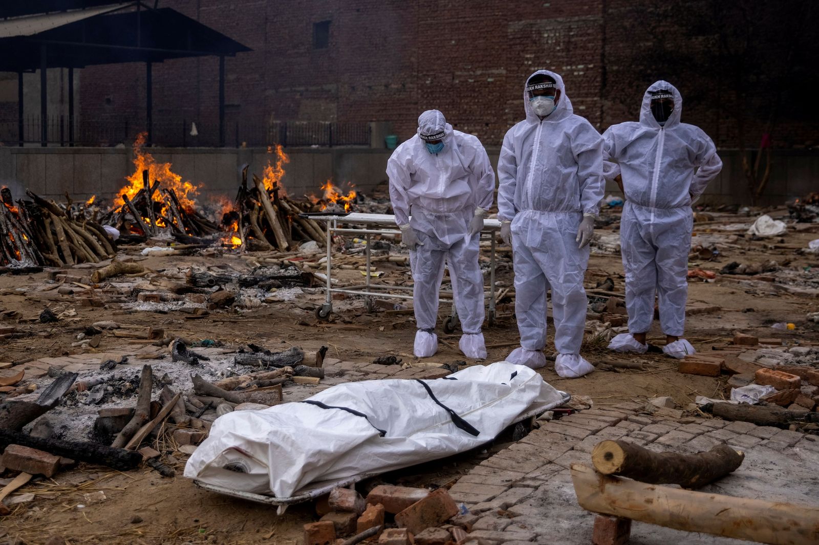 A Picture and its Story: Witnessing COVID chaos in India's hospitals, graveyards and crematoriums - REUTERS
