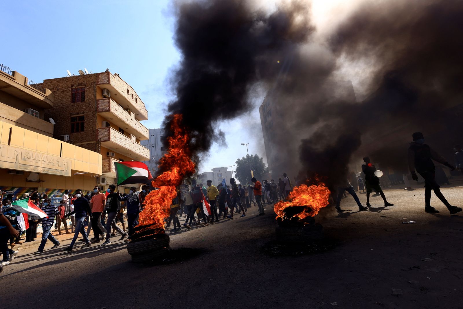 متظاهرون سودانيون في العاصمة الخرطوم خلال اجتجاجات مناهضة للحكم العسكري- 19 ديسمبر 2021 - REUTERS