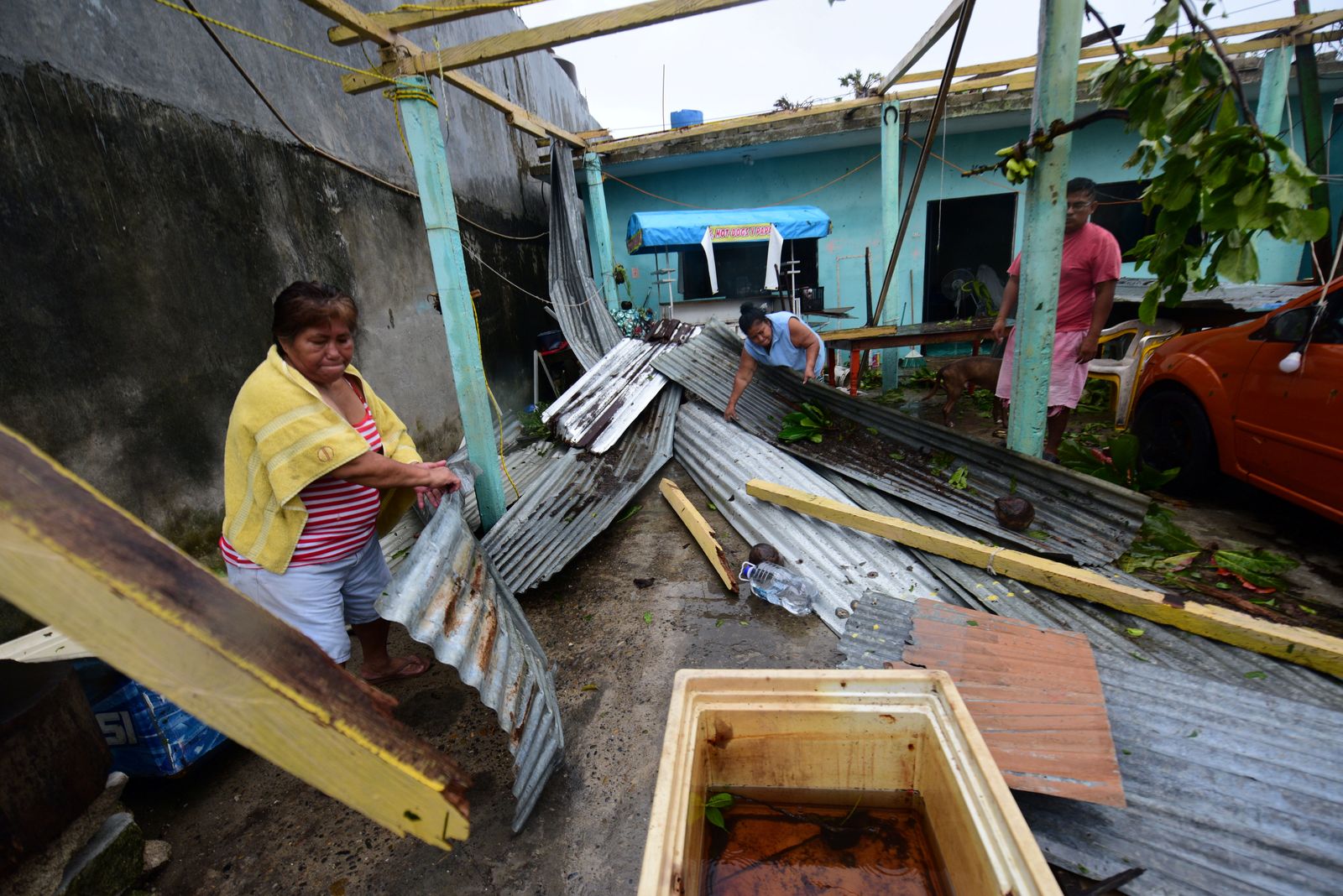 جانب من الأثار التي خلفها إعصار جريس - REUTERS