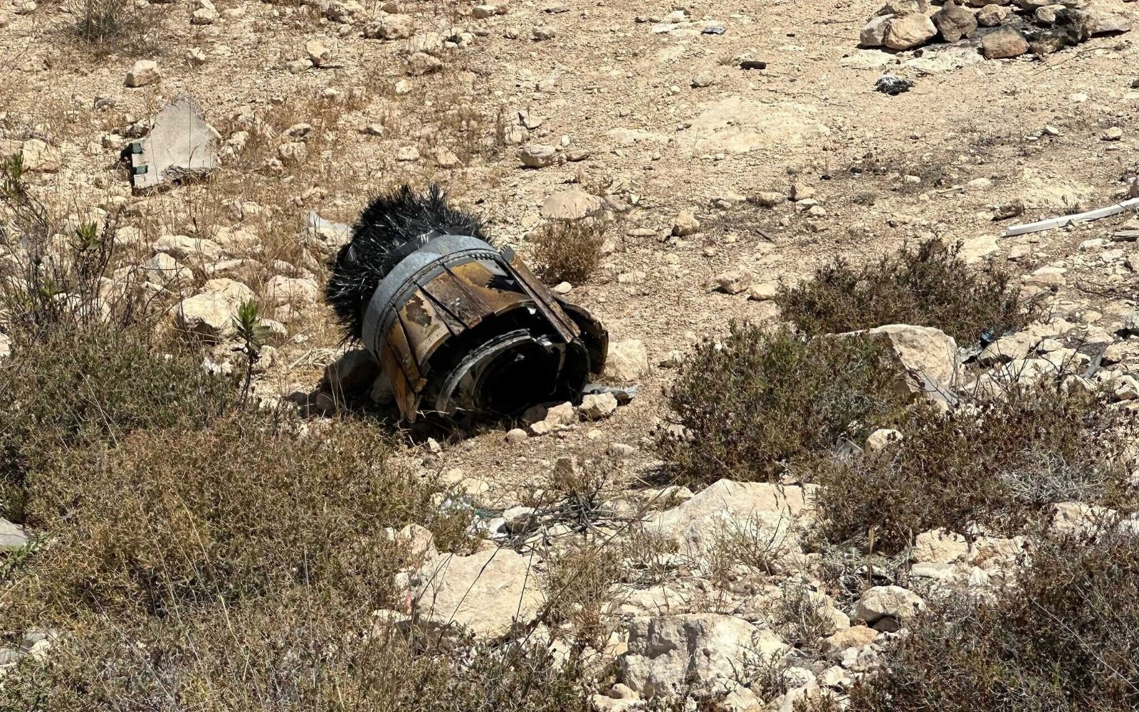 حطام صاروخ باليستي حوثي اعترضته إسرائيل وسقط في منطقة تلال الخليل بالضفة الغربية. 25 مايو 2025
