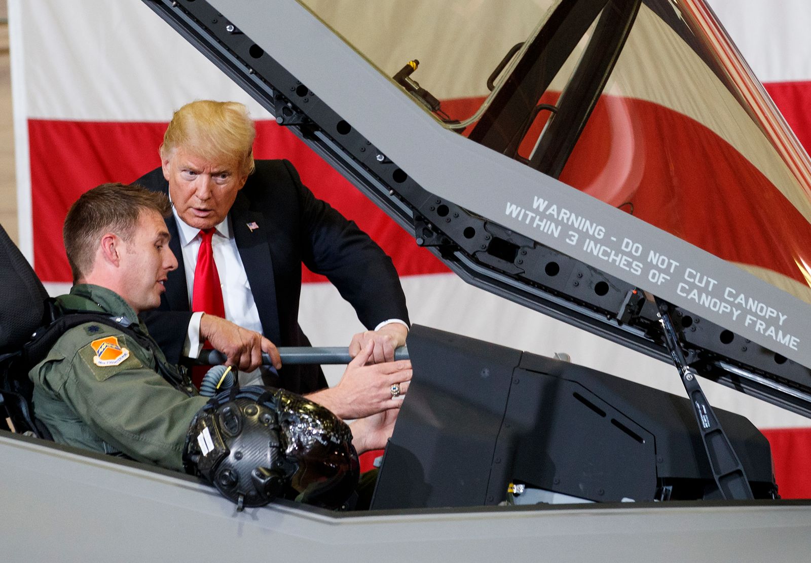 الرئيس الأميركي السابق دونالد ترمب يتحدث إلى طيار في قمرة القيادة لمقاتلة من طراز 