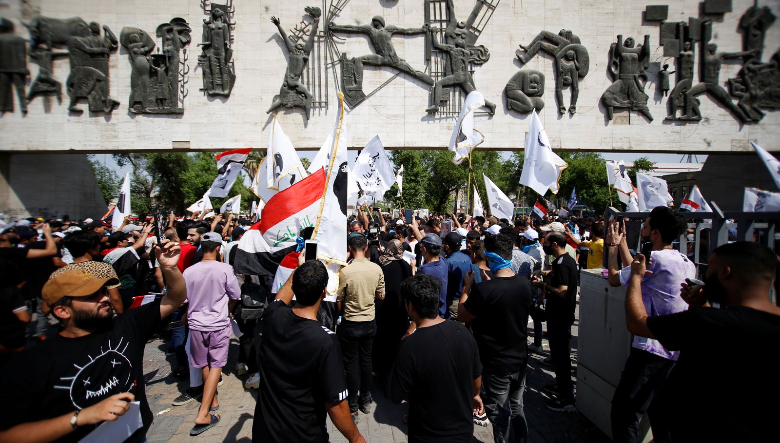 متظاهرون عراقيون خلال إحياء الذكرى الثانية لاحتجاجات أكتوبر في العاصمة بغداد- 1 أكتوبر 2021 - REUTERS