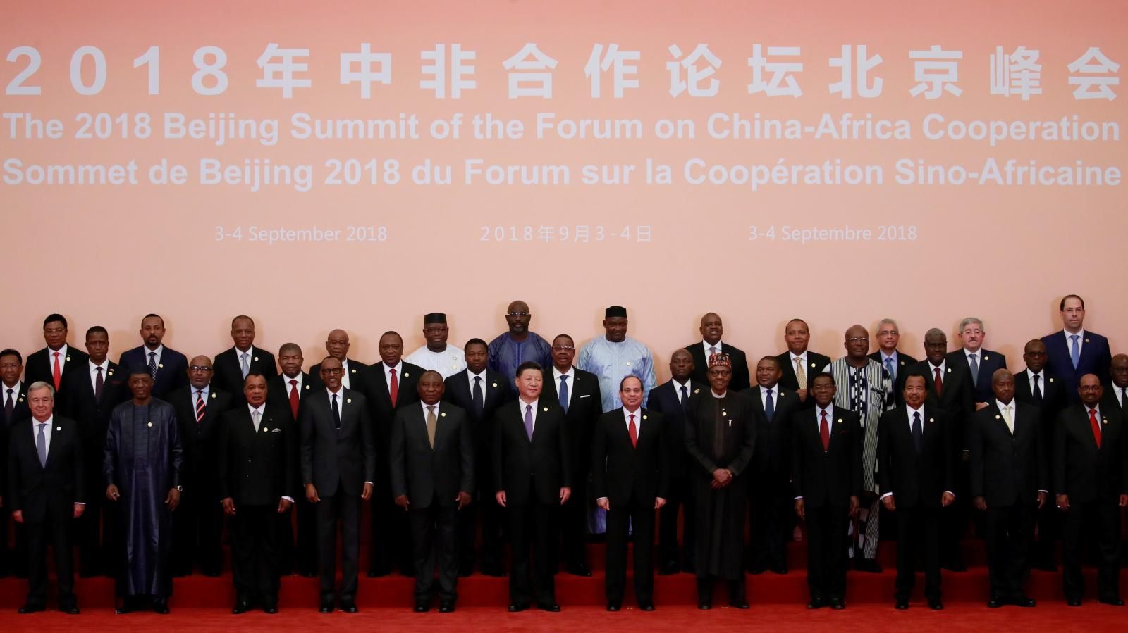 الرئيس الصيني والرئيس المصري عبدالفتاح السيسي في صورة جماعية مع قادة ورؤساء ألإريقيا المشاركين في القمة الصينية الأفريقية في بكين 2018.