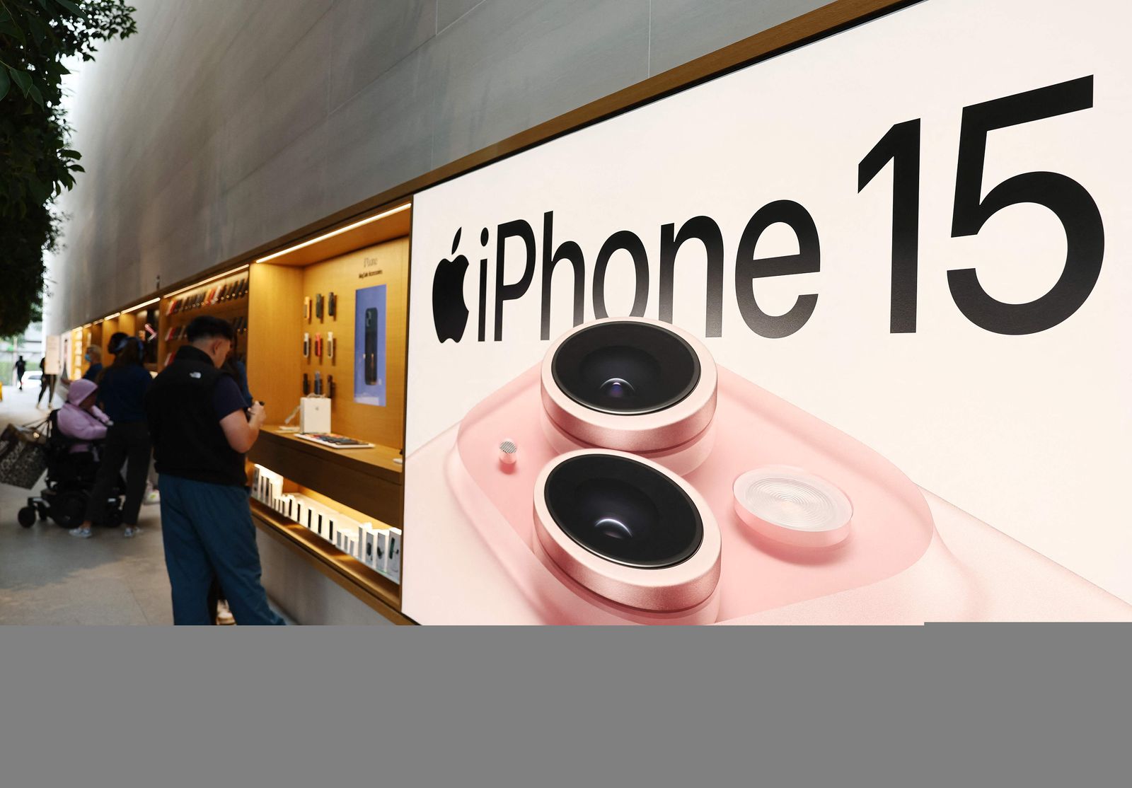 LOS ANGELES, CALIFORNIA - SEPTEMBER 22: An advertisement for the new Apple iPhone 15 models is displayed in the Apple The Grove store on the phone�s worldwide release day on September 22, 2023 in Los Angeles, California. The four new iPhone handsets feature a titanium frame, 48 megapixel main camera, and a USB-C charging cable.   Mario Tama/Getty Images/AFP (Photo by MARIO TAMA / GETTY IMAGES NORTH AMERICA / Getty Images via AFP)
