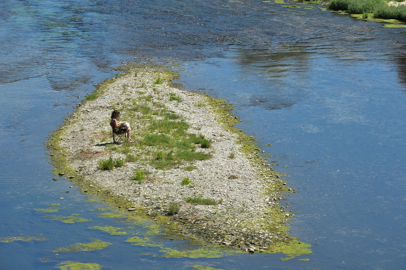 نهر ظهرت عليه علامات الجفاف في أسوأ موجة من نوعها منذ أكثر من 70 عاماً تضرب إيطاليا- 15 يوليو 2022 - REUTERS