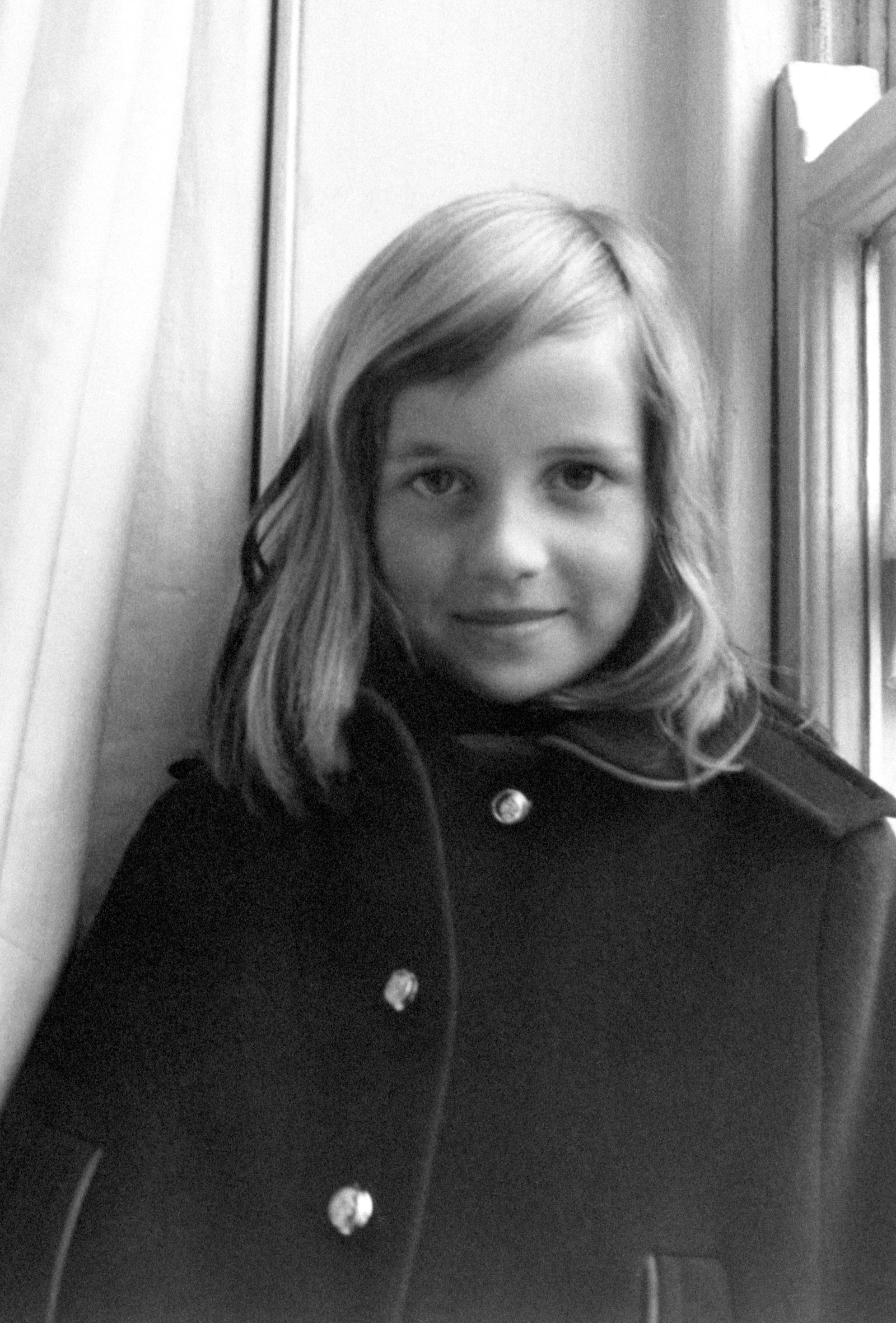 ديانا ترتدي معطفاً شتوياً في لندن، وهي في عمر 7 سنوات - PA Images via Getty Images