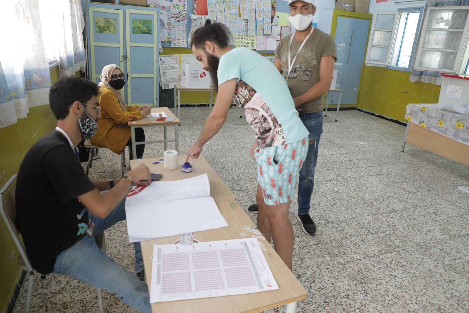 مالك غربال أثناء التسجيل في مكتب اقتراع بالعاصمة تونس قبل التصويت في الاستفتاء على الدستور- 25 يوليو 2022 - الشرق