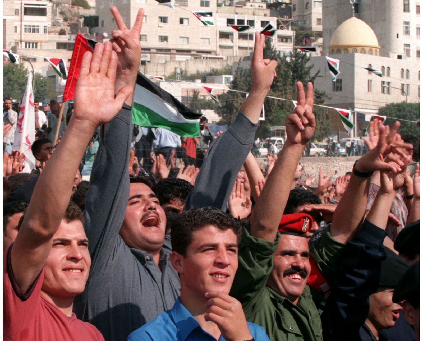 أنصار ياسر عرفات في شوارع نابلس الفلسطينية. 15 فوفمبر 1988. - REUTERS