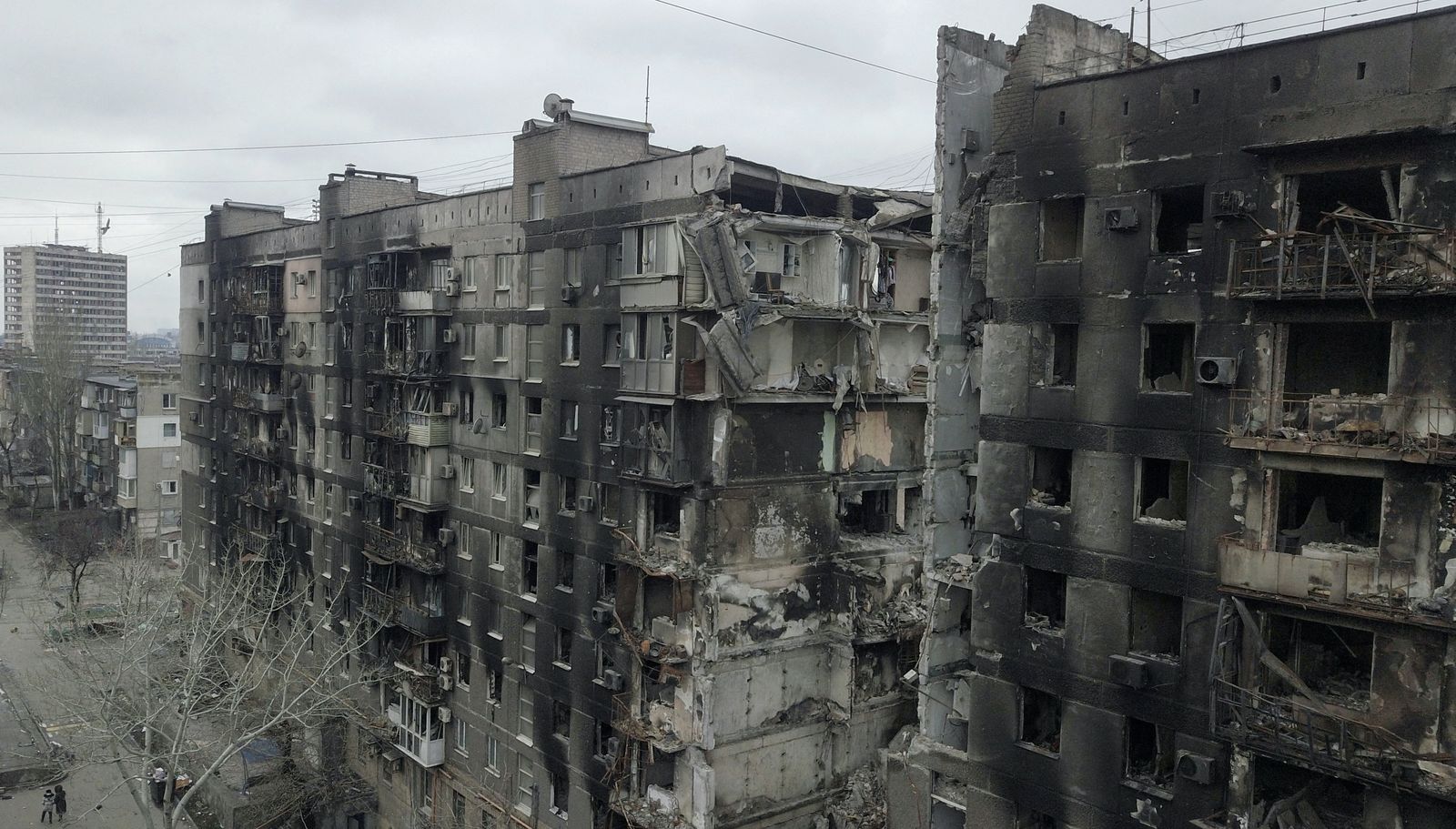مباني سكنية مدمرة في مدينة ماريوبل بجنوب أوكرانيا - 14 أبريل 2022 - REUTERS