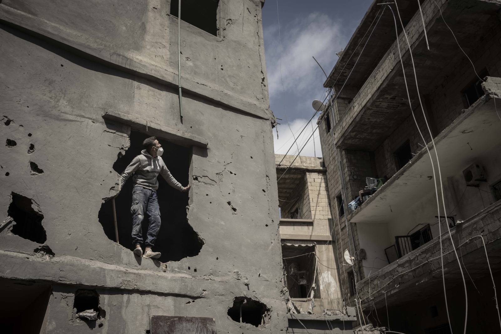 صبي في مبنى متضرر عقب غارات إسرائيلية على لبنان. 8 أبريل 2026