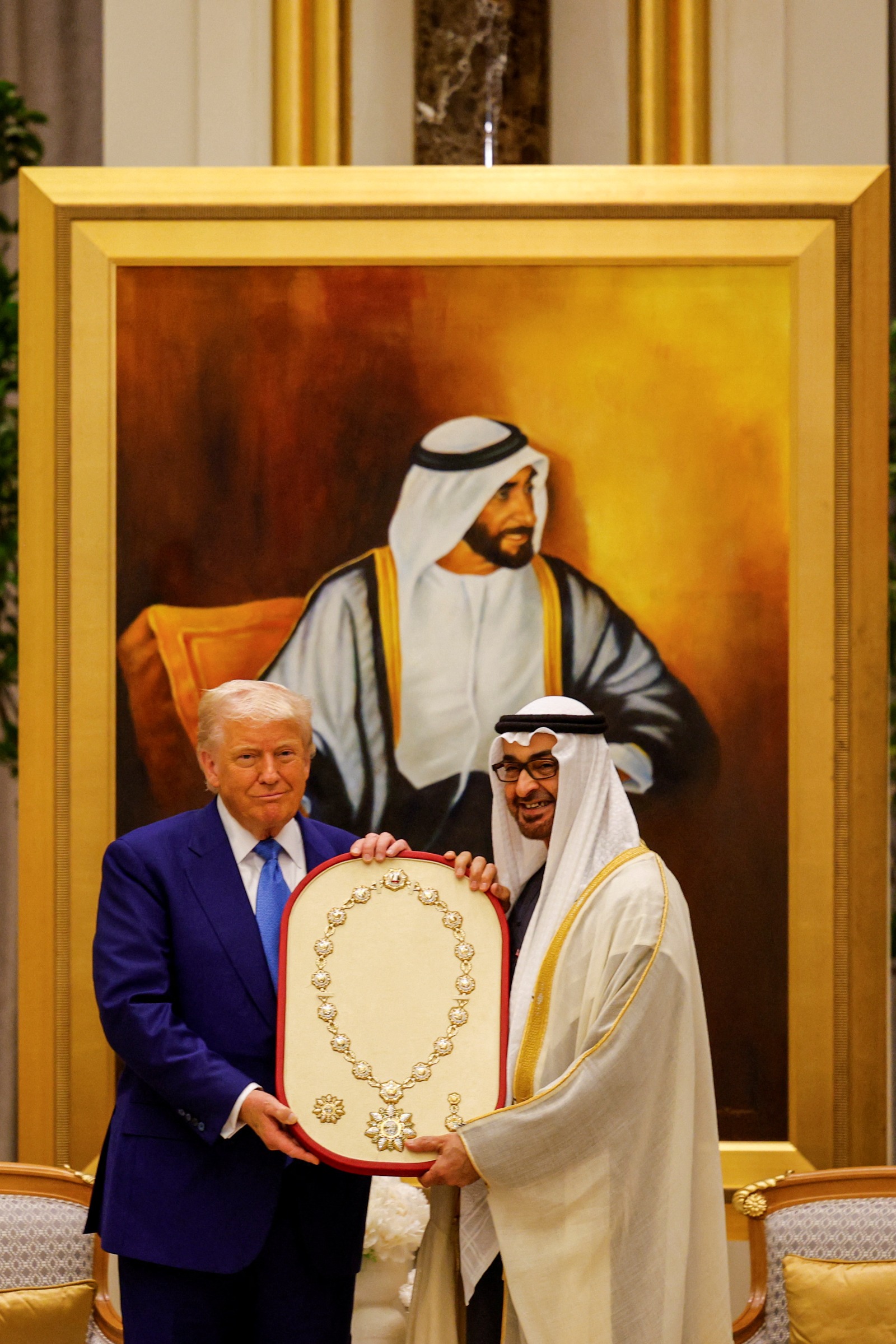 الرئيس الإماراتي الشيخ محمد بن زايد يمنح الرئيس الأميركي دونالد ترمب 