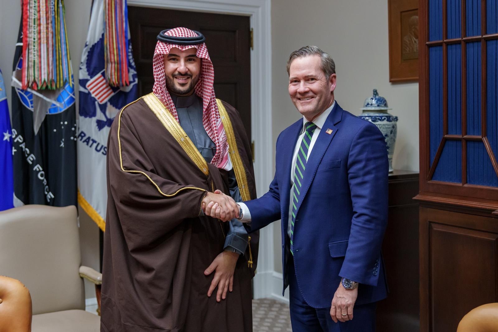 وزير الدفاع السعودي الأمير خالد بن سلمان يصافح مستشار الأمن القومي الأميركي مايك والتز. 25 فبراير 2025
