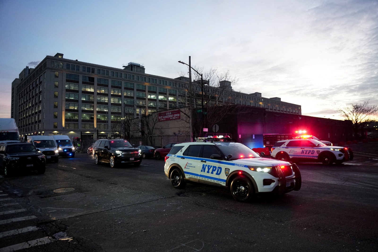 مركبات تابعة لمختلف أجهزة إنفاذ القانون تشارك في نقل الرئيس الفنزويلي نيكولاس مادورو إلى محكمة دانيال باتريك مانهاتن الفيدرالية في مدينة نيويورك. 5 يناير 2026