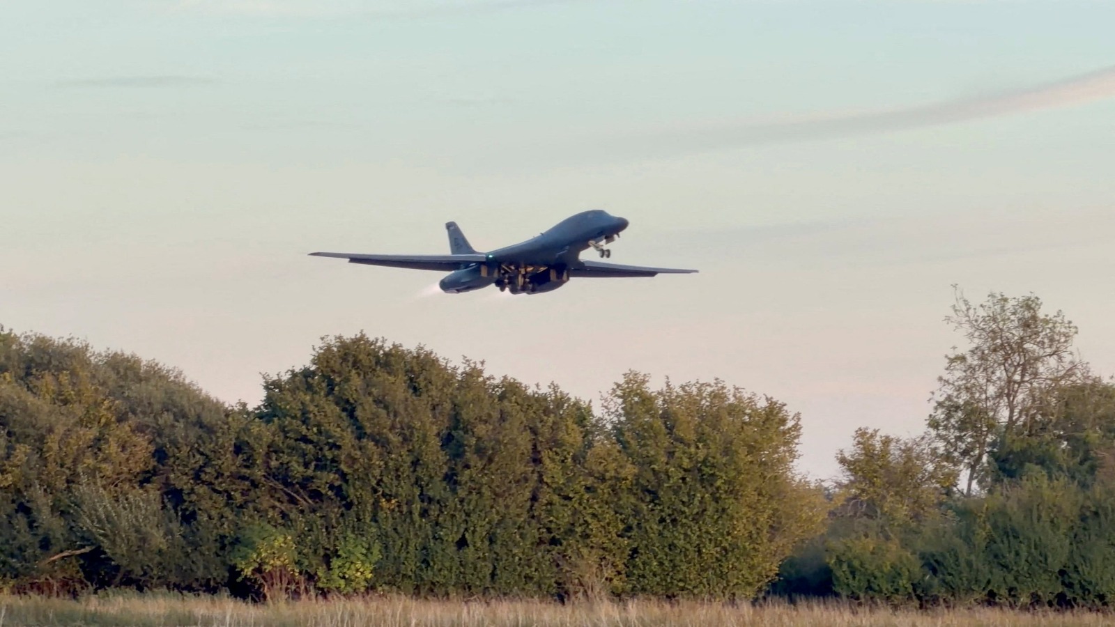 قاذفة أميركية طراز B-1 تقلع من قاعدة فيرفورد في بلدة فيرفورد بمقاطعة جلوسيسترشير جنوب غرب بريطانيا. 4 أكتوبر 2026