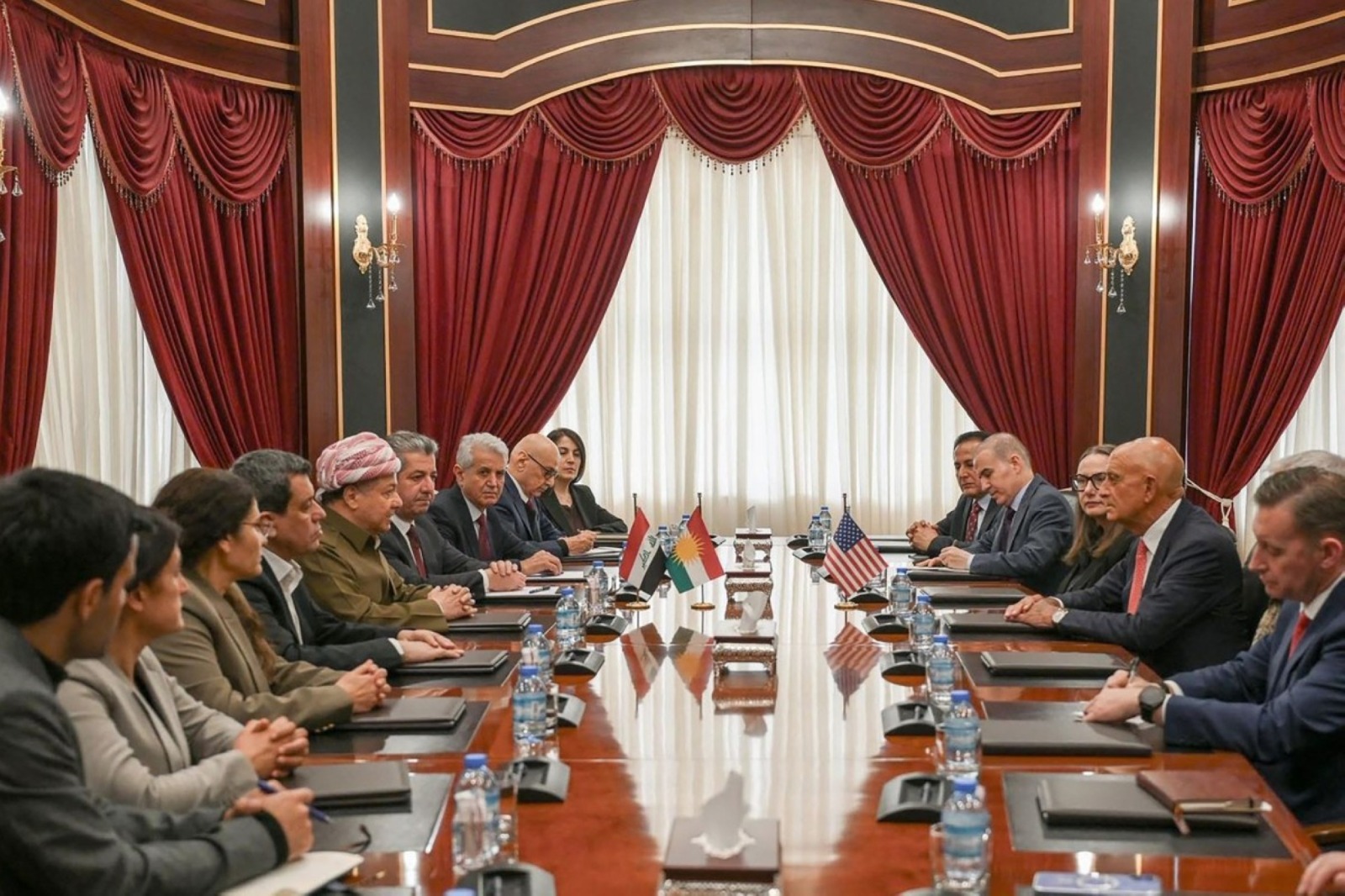 الزعيم السياسي الكردي مسعود بارزاني بجانبه قائد قوات سوريا الديمقراطية، مظلوم عبدي، أثناء لقائهما مع المبعوث الأميركي الخاص إلى سوريا، توم باراك، في أربيل 17 يناير 2026