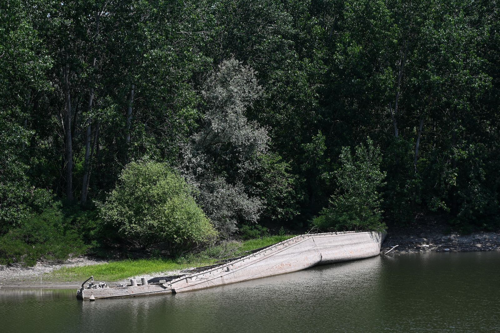 قارب غرق إبان الحرب العالمية يظهر بسبب جفاف قاع نهر بو في بلدية جالتييري بإيطاليا- 15 يونيو 2022 - AFP