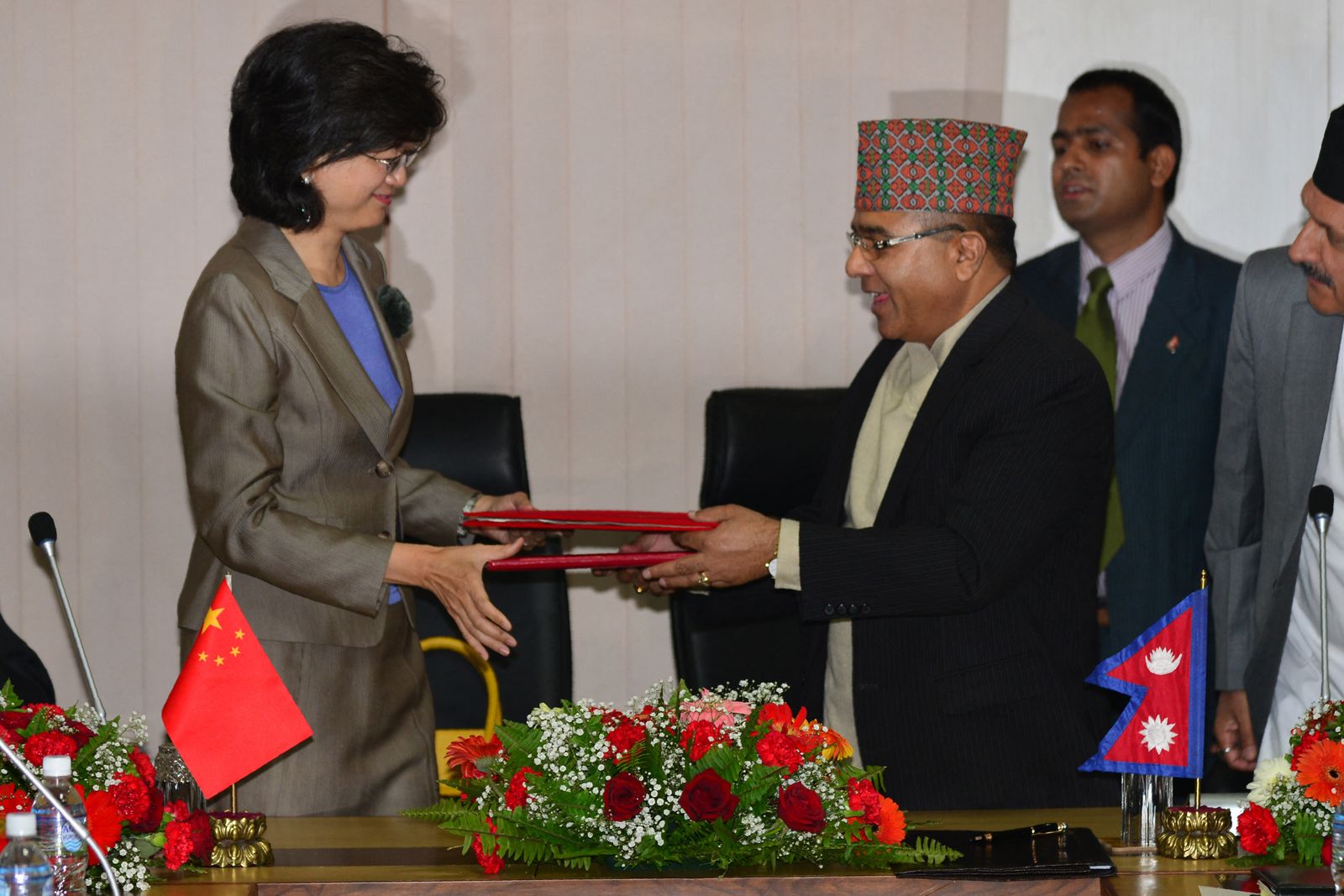 تبادل الوثائق بين الصين ونيبال خلال حفل توقيع يتعلق بمبادرة 