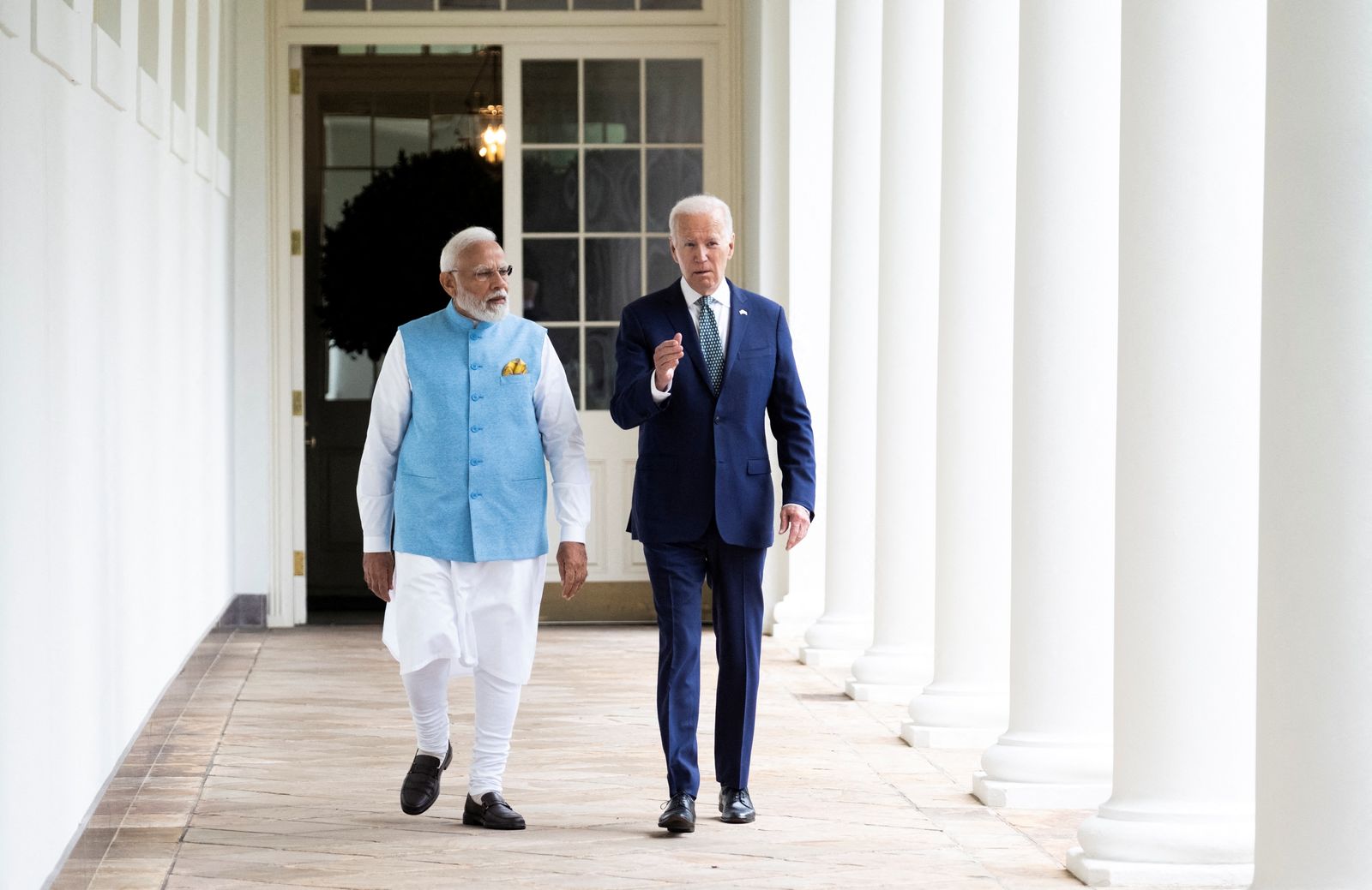الرئيس الأميركي جو بايدن يصطحب رئيس وزراء الهند ناريندرا مودي في جولة بأروقة البيت الأبيض. 22 يونيو 2023