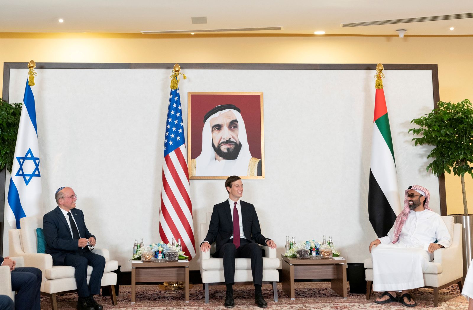 مستشار الأمن الوطني في الإمارات الشيخ طحنون بن زايد آل نهيان، خلال استقباله كلاً من مستشار الرئيس الأميركي جاريد كوشنر، ومستشار الأمن القومي الإسرائيلي مئير بن شبات في أبوظبي، 31 أغسطس 2020 - via REUTERS