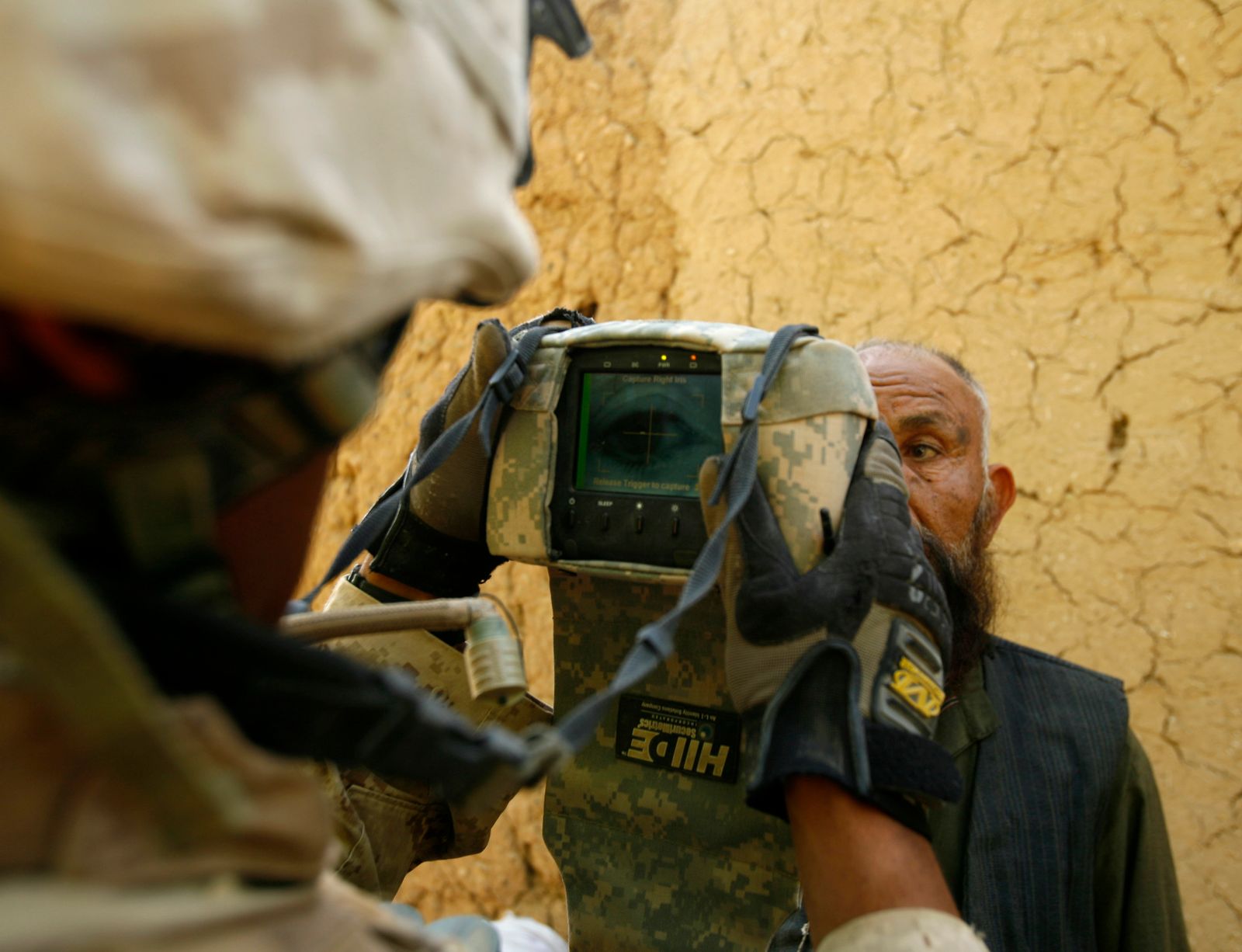 جندي من مشاة البحرية الأميركية في ليما يجري مسحًا للعين بكاميرا HIIDE في ولاية هلمند الأفغانية. 11 أبريل 2010. - REUTERS