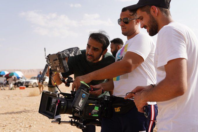 المخرج محمد السلمان مع فريق العمل أثناء تصوير فيلم أغنية الغراب - twitter/AlsalmanGraphy