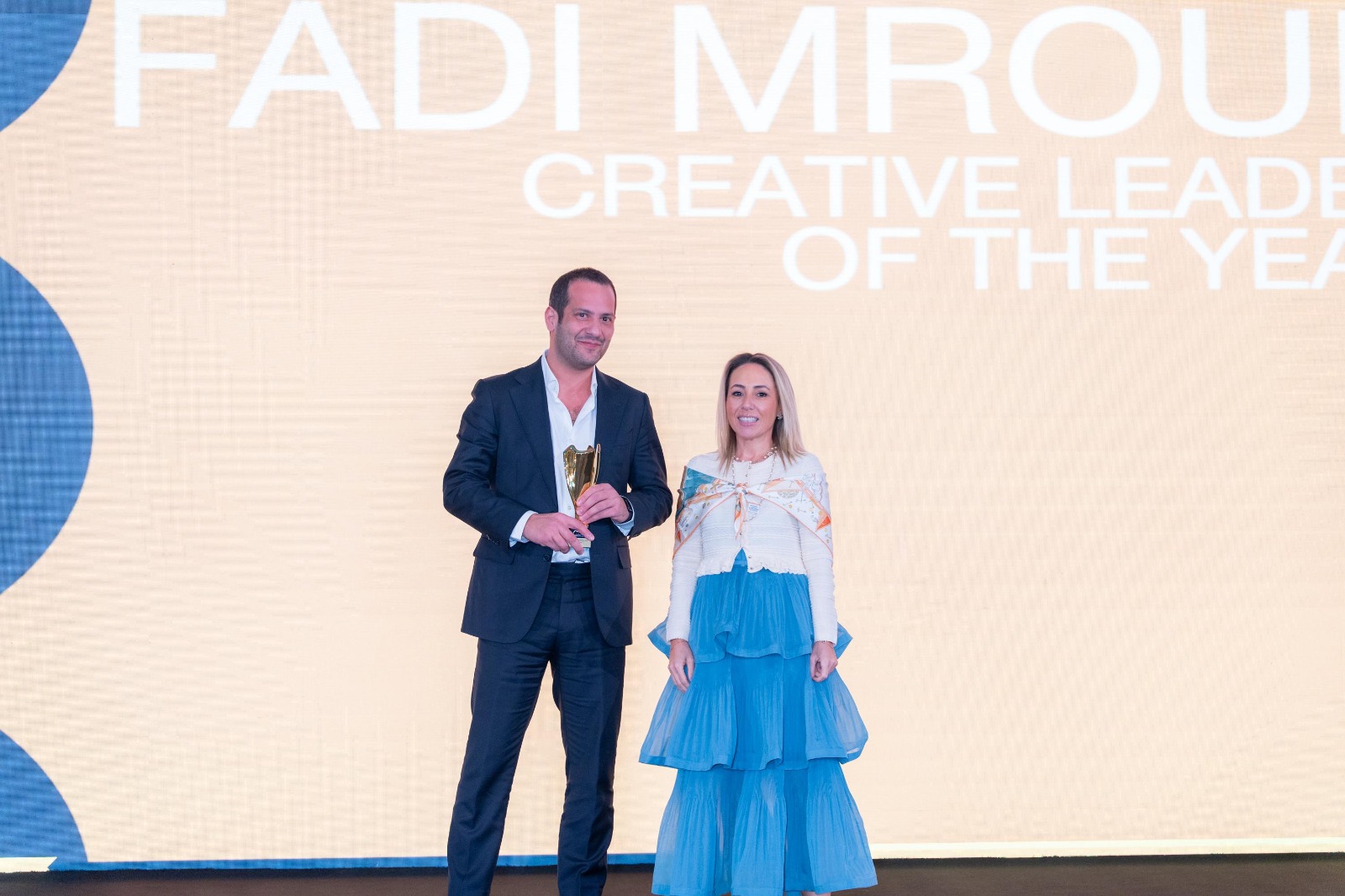فادي مروّه الرئيس التنفيذي الإبداعي في SRMG يتسلم جائزة القائد الإبداعي للعام في مهرجان أثر للإبداع 2025. 23 أكتوبر 2025