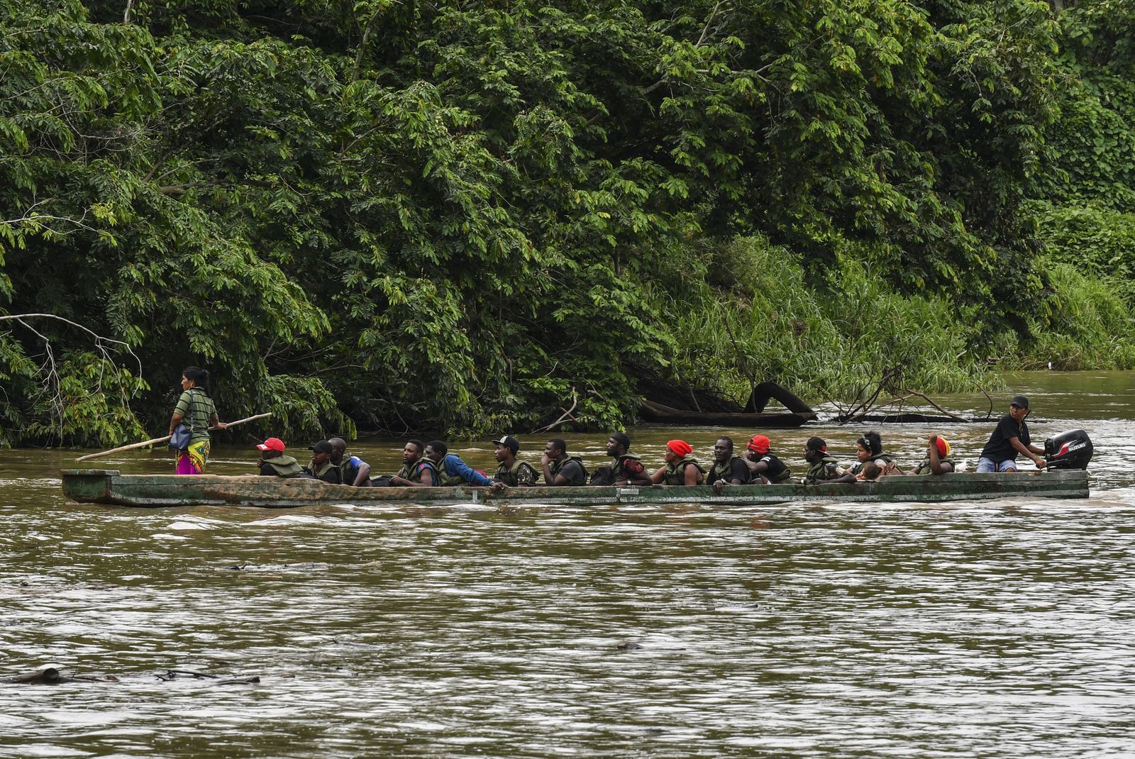 مهاجرون من هايتي يعبرون نهر تشوكوناك في مقاطعة دارين، بنما. 23 مايو 2019.  - AFP
