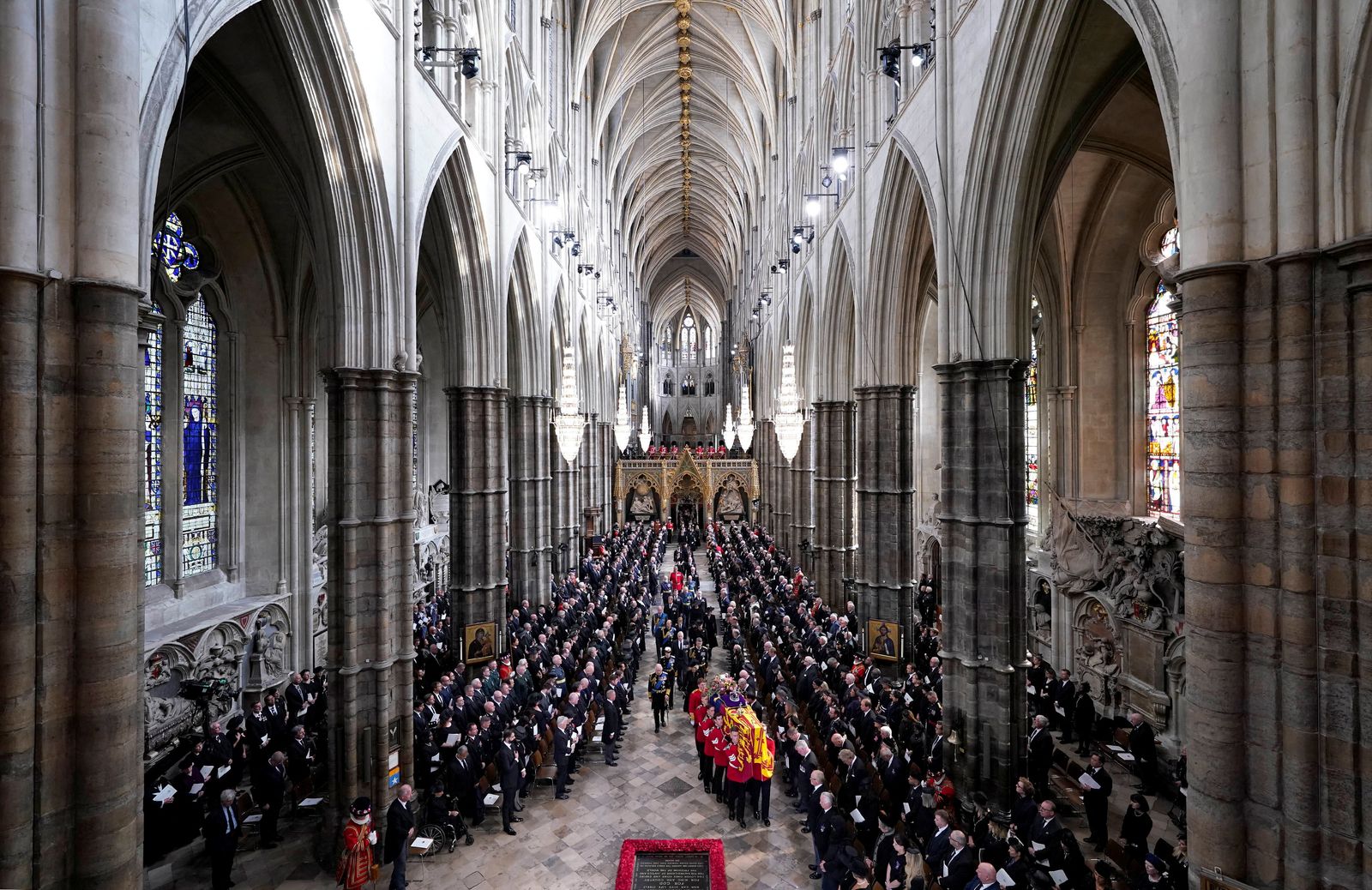 الملك تشارلز الثالث وأفراد العائلة المالكة يسيرون وراء نعش الملكة إليزابيث الثانية في كنيسة وستمنستر غربي لندن- الاثنين 19 سبتمبر 2022 - via REUTERS