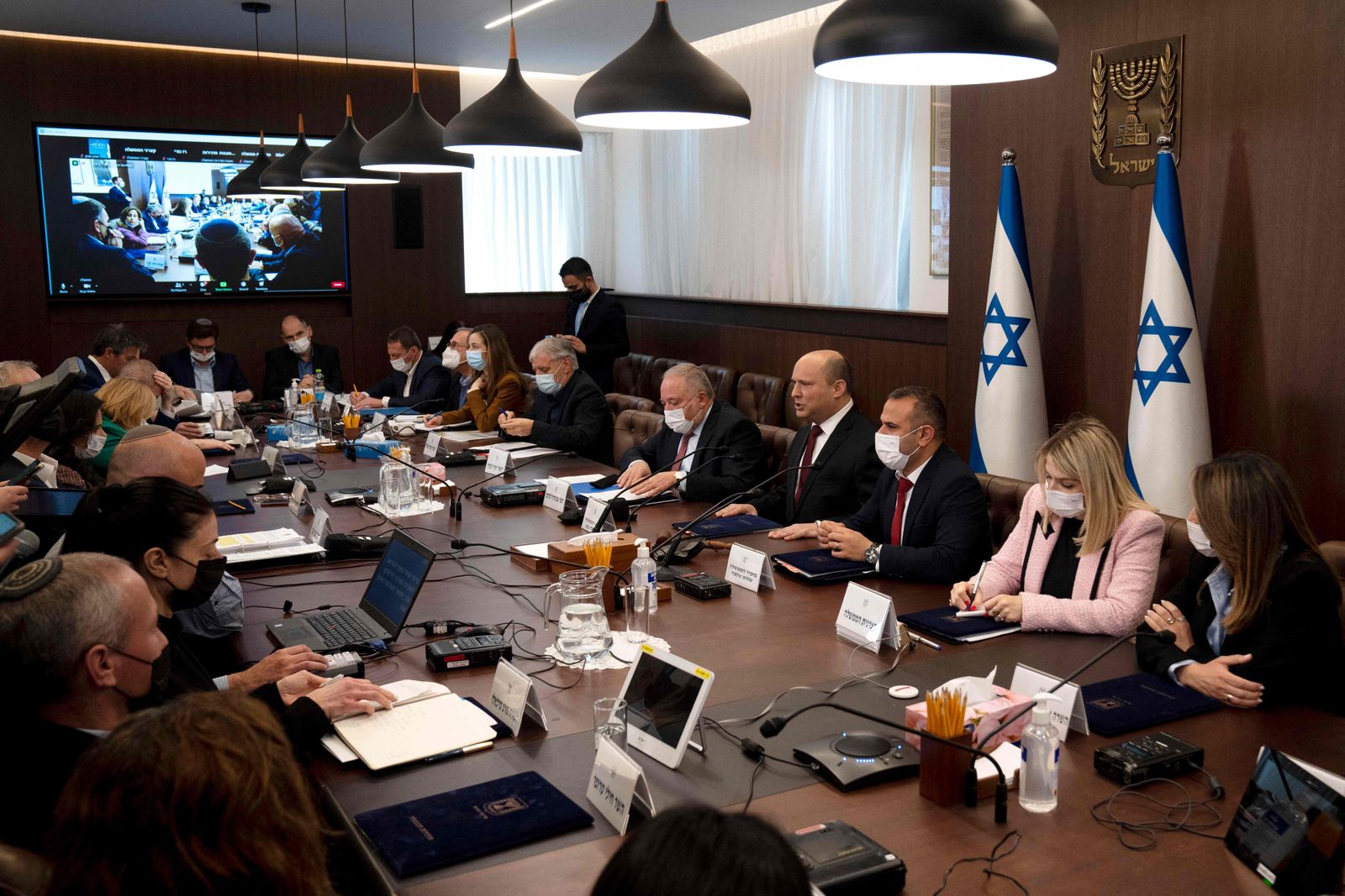 يعقد رئيس الوزراء الإسرائيلي نفتالي بينيت (وسط) اجتماعا أسبوعيًا لمجلس الوزراء في القدس. 20 مارس 2022 - AFP